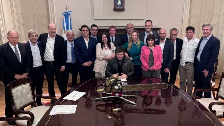 Distanciado del PRO, el Gobierno reúne a su mesa chica