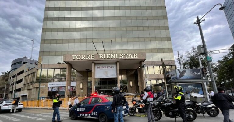Policías liberan a trabajadores encerrados en la Torre del Bienestar por manifestantes afectados de Guerrero