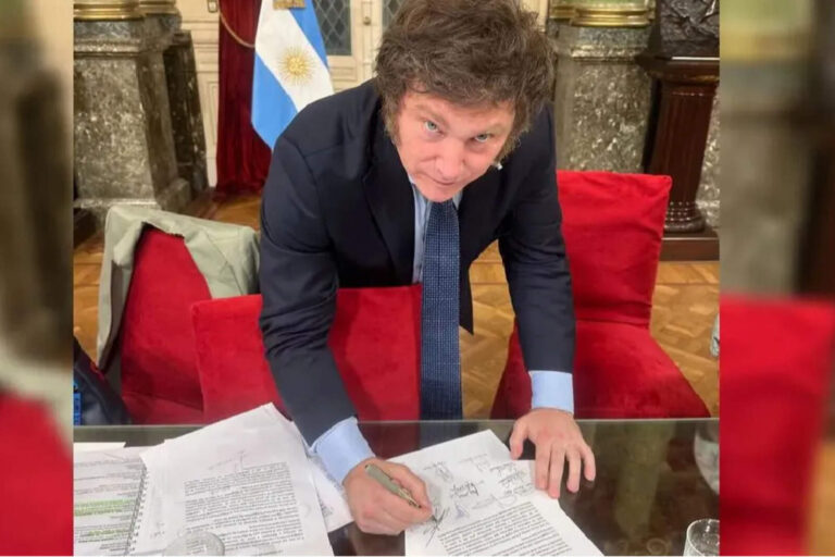 Antes de su viaje a EEUU, el presidente Javier Milei firmó el proyecto de Ficha Limpia