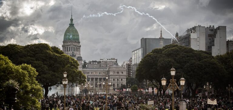 El gobierno quiere blindar el DNU de la deuda con el FMI con una sesión este miércoles