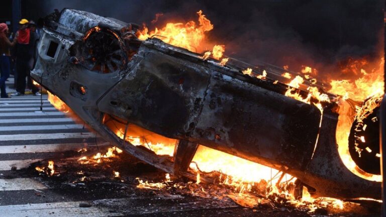 Detuvieron a un sospechoso por incendiar un patrullero en la última marcha de los jubilados