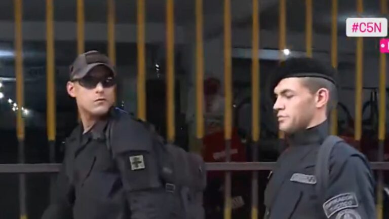 Mauro Fulco descubrió a dos infiltrados vestidos de policía en la marcha de jubilados: el video
