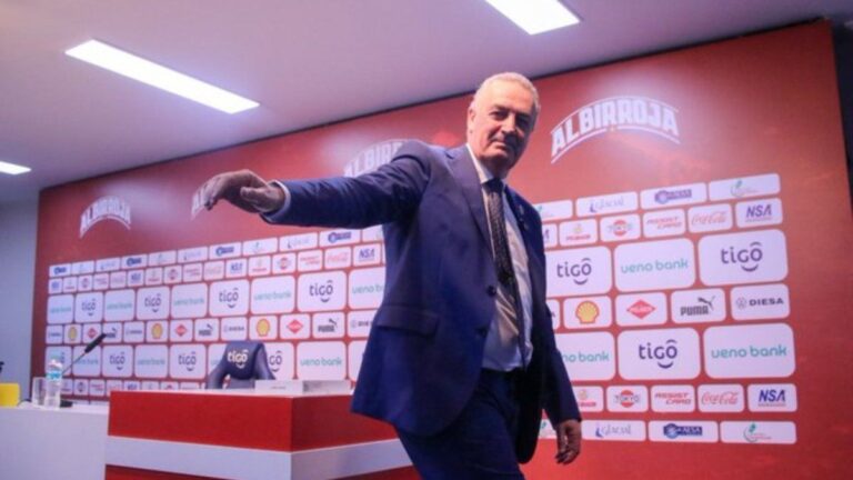 El abrazo que emocionó a Paraguay: apareció el video de Gustavo Alfaro y el repositor