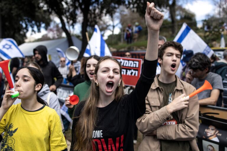 Miles de manifestantes protestaron frente a la casa de Netanyahu en Jerusalén