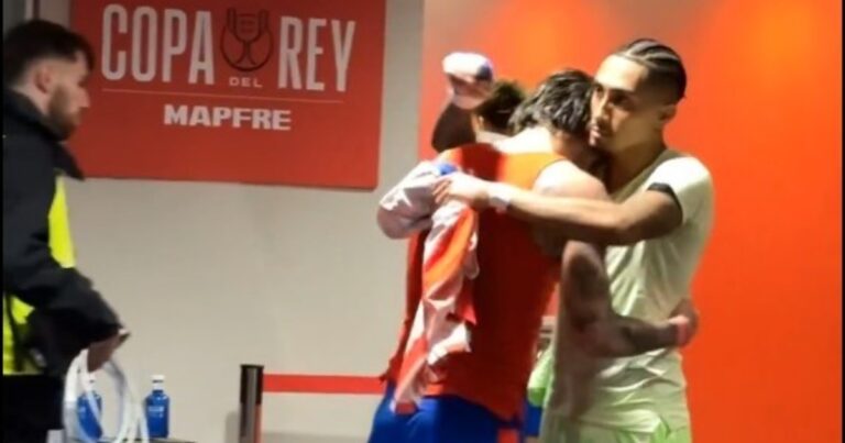 Video: el cambio de camisetas entre De Paul y Raphinha