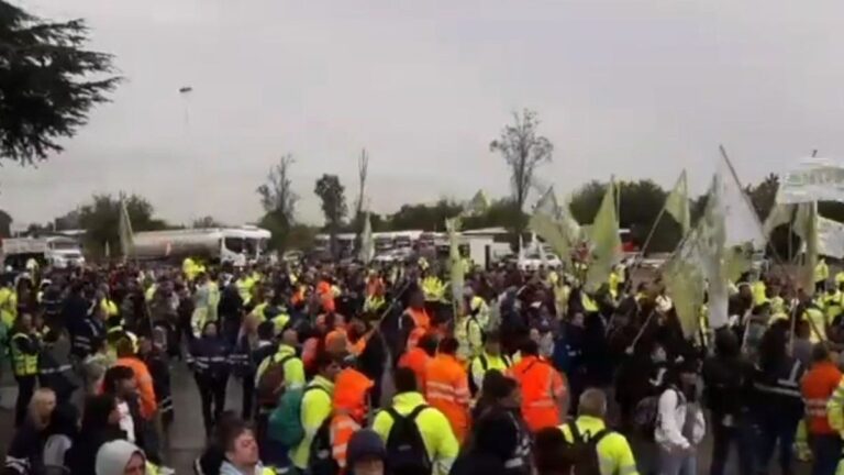 Piquete en el peaje de Zárate: trabajadores cortan la Ruta 12 por una protesta