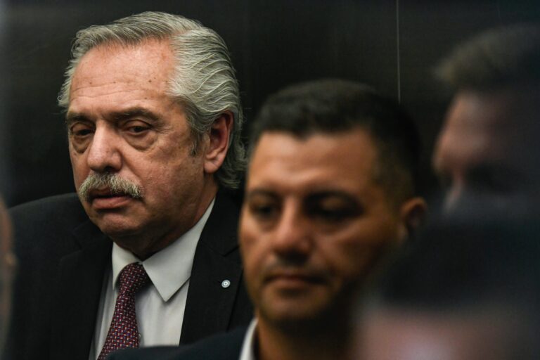 Volvieron a inhibir a Alberto Fernández y a otras 51 personas en la causa de los seguros