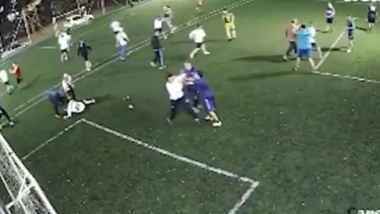 Barras de Vélez atacaron a policías que jugaban al fútbol al confundirlos con hinchas de Peñarol