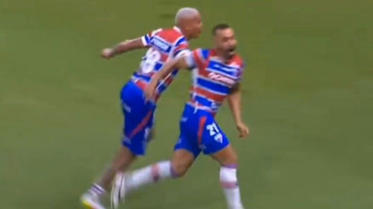 Insólito: Deyverson lesionó a un compañero en un festejo por un gol anulado por el VAR