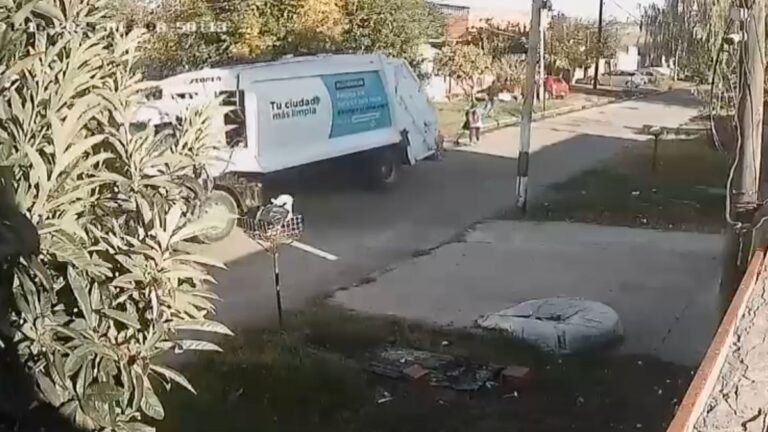 Contenido sensible: camión recolector de residuos atropelló y mató a una barrendera en La Plata