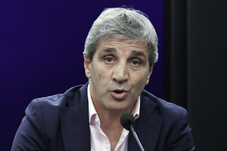 Precios: Caputo festeja abrazado a los supermercados