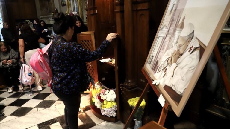Una multitud de fieles participó de la misa por el papa Francisco en la basílica de Flores