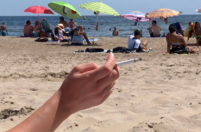 En Francia será ilegal fumar en espacios públicos donde haya niños