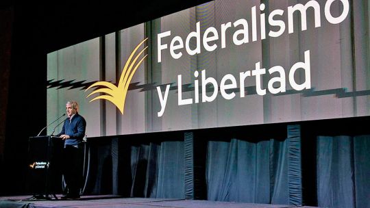 Caputo: Vendan los autos en dólares; la plata en el colchón es mal negocio