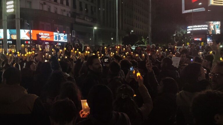 Masiva marcha de velas de residentes del Hospital Garrahan en el Obelisco contra el ajuste