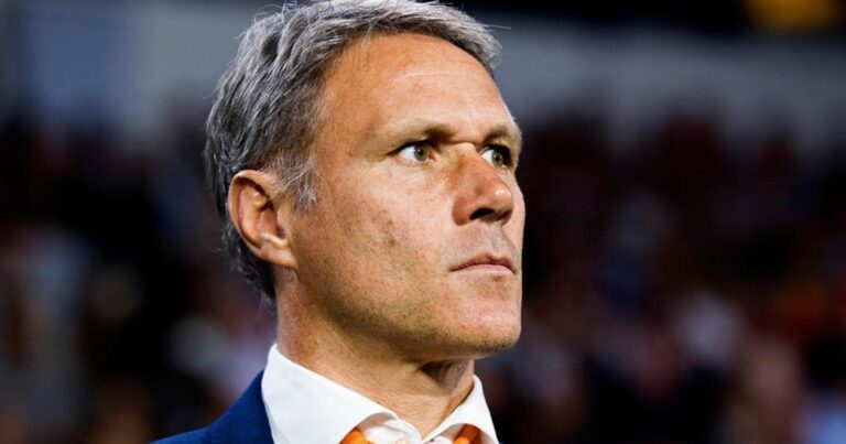 Van Basten criticó a la UEFA por el show musical antes de la final de la Champions: «Es ridículo»