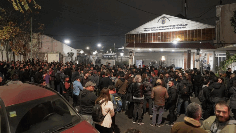 Detención de Juan Grabois: una multitud se congrega en la calle para pedir su liberación