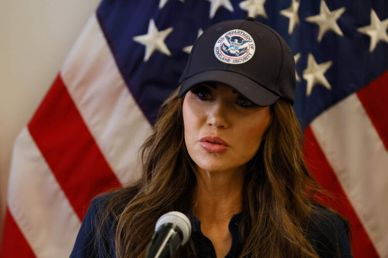 La secretaria de Seguridad Nacional, Kristi Noem, debió ser internada de urgencia