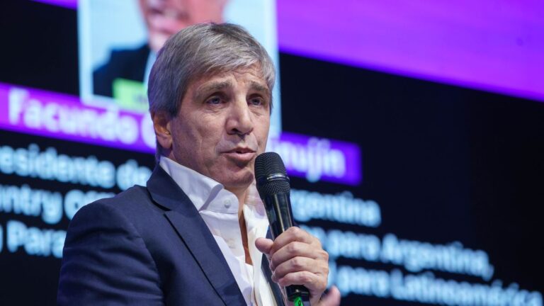 Luis Caputo y un fuerte cruce contra Wado de Pedro: «Gracias a Dios no van a volver más»