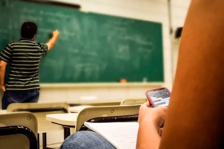 Celulares fuera del aula: Neuquén aprobó una ley pionera