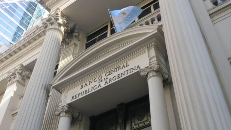 Temor por el dólar: las empresas ahora prefieren endeudarse en pesos