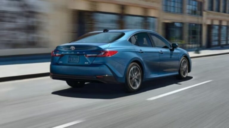 Cuánto cuesta el Toyota Camry y el Corolla en Estados Unidos en julio de 2025