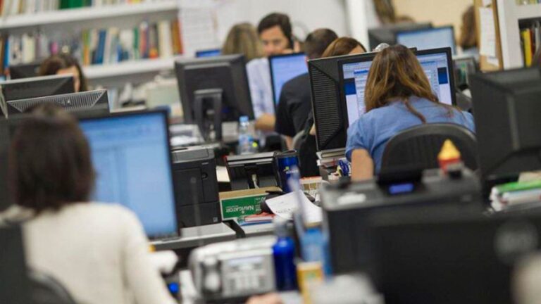 El Gobierno definió aumentos escalonados y sumas fijas extraordinarias para empleados públicos