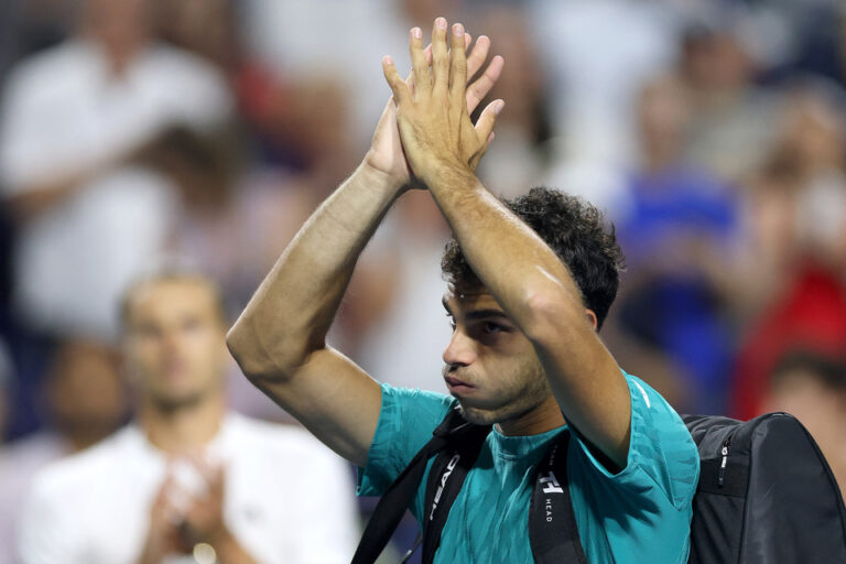 Cerúndolo no pudo completar el partido ante Zverev y quedó eliminado en Toronto