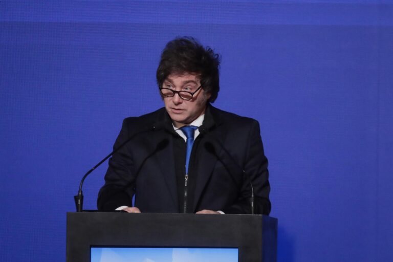 Milei apuntó contra el temario del Senado y cuestionó el aumento en las dietas: Escupen en la cara de los argentinos