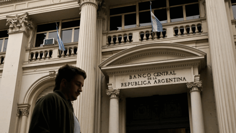 Gastos en el exterior y compra de dólares para ahorro