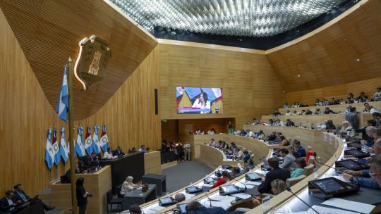 La oposición logra dos «victorias» en la Unicameral y el gobierno deberá explicar el aumento del agua en la Capital