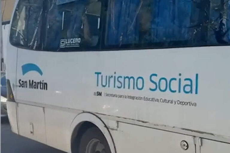 El kirchnerismo usa micros municipales para llevar a su militancia a votar