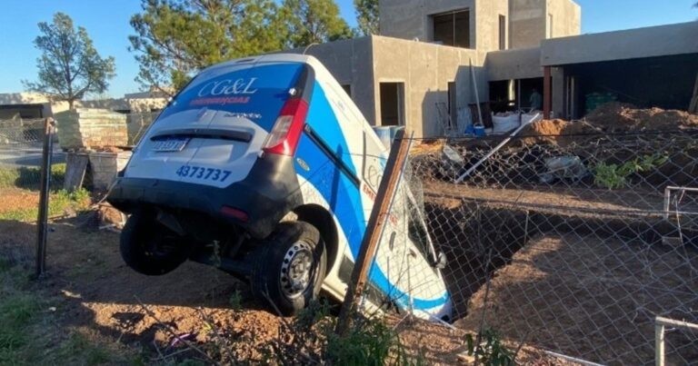 Insólita persecución en Santa Fe: robaron una ambulancia, se tirotearon con la policía y terminaron incrustados en una pileta