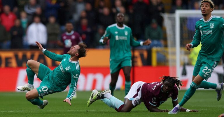 Mac Allister: el patadón que recibió en Liverpool vs. Burnley y cambio en el inicio del ST