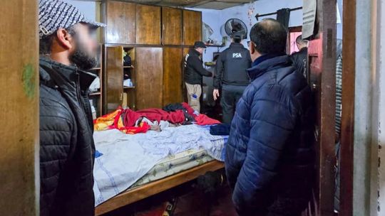 Detuvieron a cuatro hombres y a un menor de 16 años que captaban alumnas a la salida de la escuela para explotarlas sexualmente