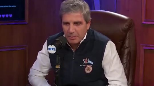 En medio de la crisis cambiaria, Luis Caputo muestra los regalos que recibe