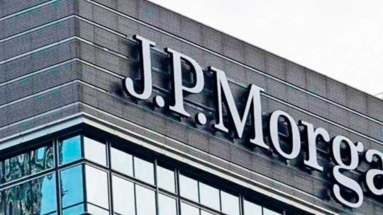 «Todo está sobre la mesa» para bloquear el tope del 10% de tasas en tarjetas de crédito, afirma JPMorgan