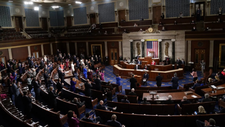 Avanza en el Congreso de EEUU una resolución que limita la ofensiva de Donald Trump en Venezuela