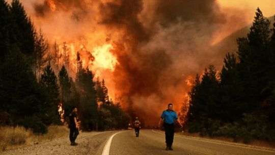 La política le echa nafta a los incendios en el Sur