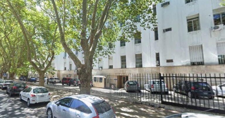 Un detenido acusado por violación se tiró de un tercer piso en los tribunales de La Plata y cayó sobre el auto de un juez