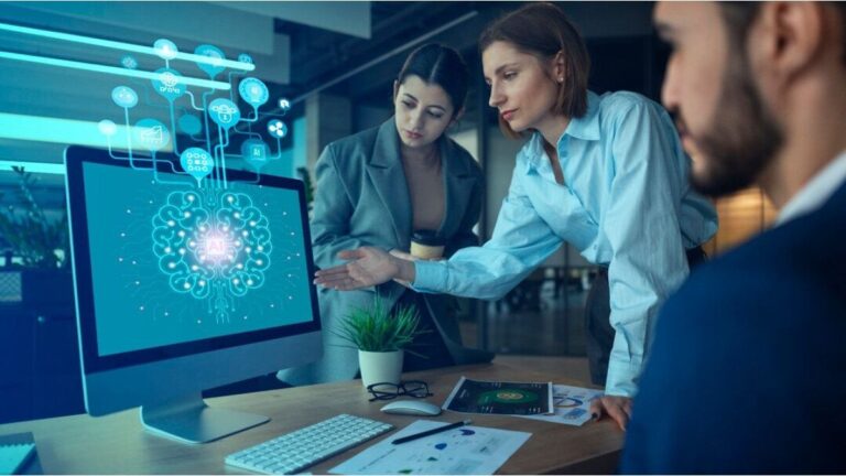 La inteligencia artificial crea más empleos que despidos y surgen roles que antes no existían