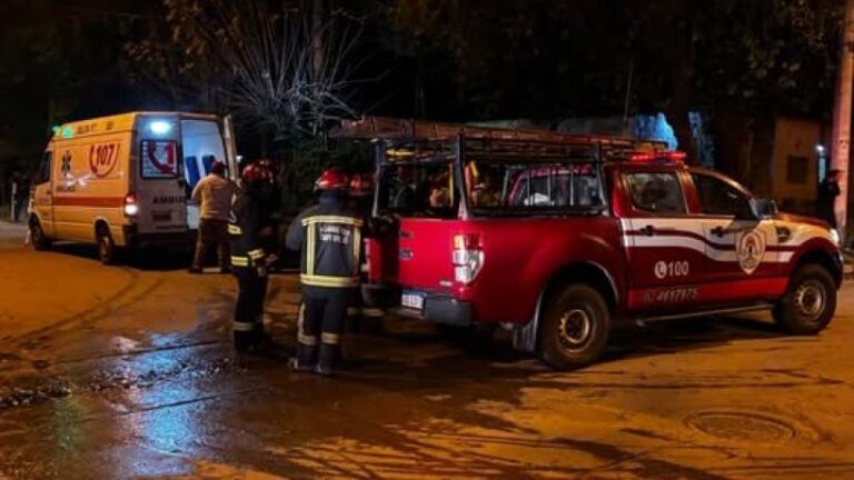 Dotación de Bomberos de Tafí Viejo asistiendo en un accidente de tránsito en el centro de Tucumán