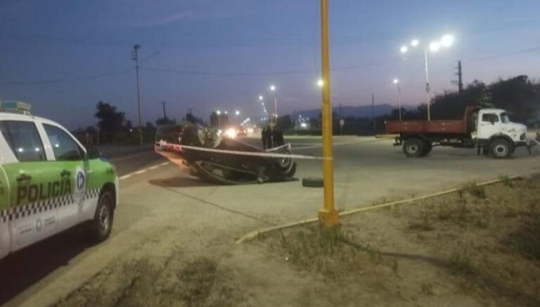 Automóvil volcado en la banquina de la Ruta Nacional 38 tras accidente en Aguilares