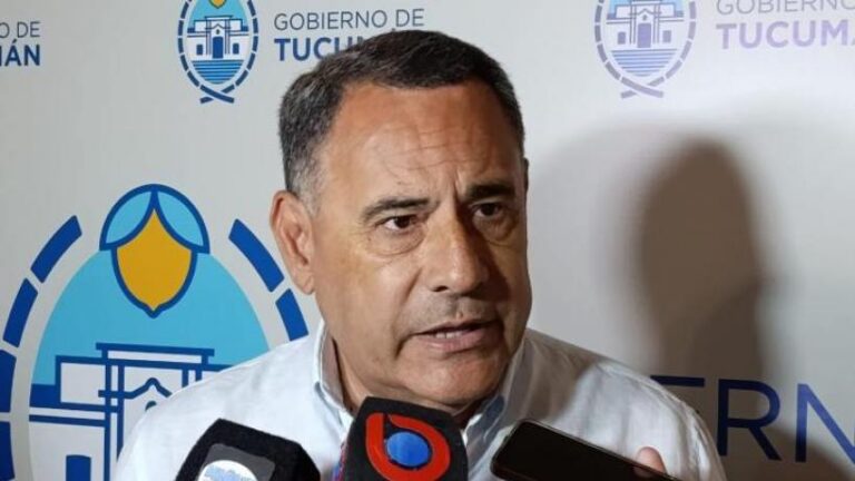 Regino Amado, ministro de Gobierno y Justicia de Tucumán, en conferencia de prensa