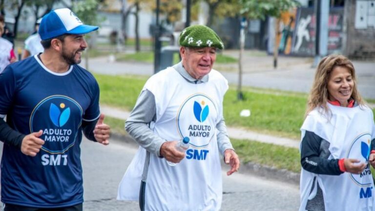 Adultos mayores caminando y corriendo en la Maratón de Adultos Mayores en San Miguel de Tucumán