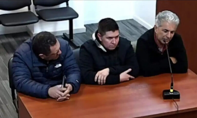 Fajo de dólares falsos y documentos judiciales en una causa por estafa piramidal en Tucumán