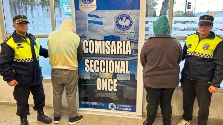 Efectivos policiales durante un allanamiento en Tucumán
