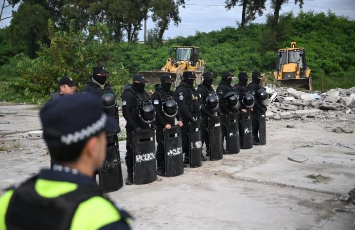 Demolición de construcciones ilegales en la ribera del río Salí, San Miguel de Tucumán