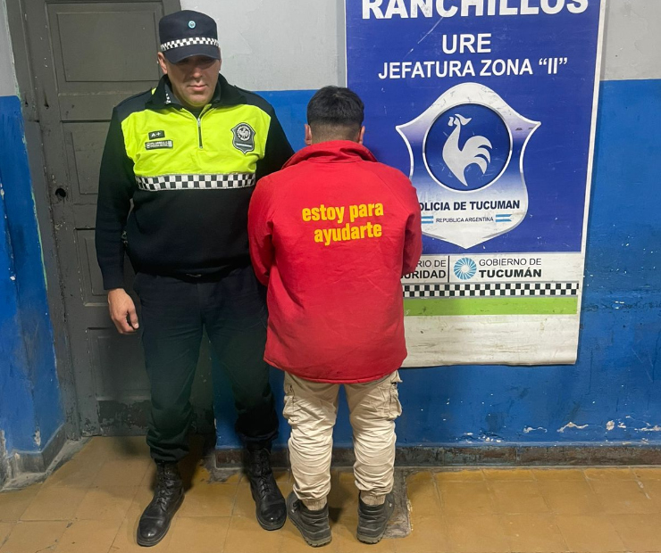 Policía en la puerta de una vivienda en Ranchillos durante un operativo por violencia de género