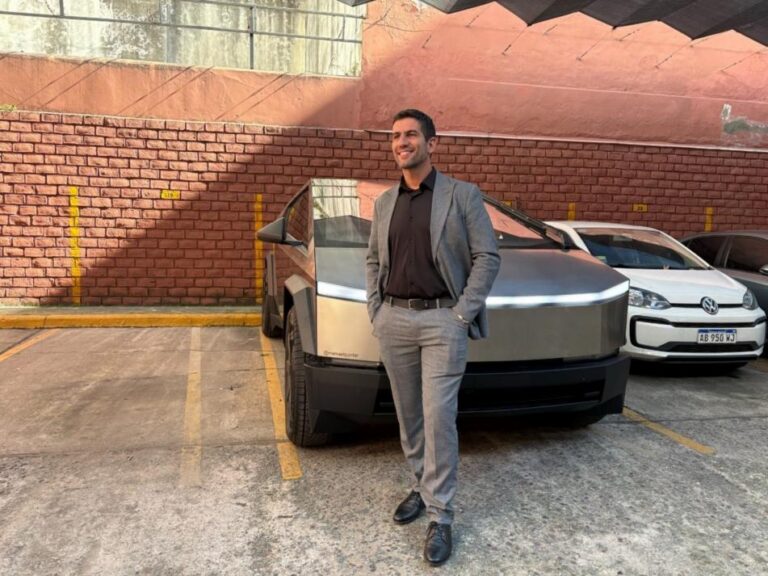 Diputado Manuel Quintar junto a un Tesla Cybertruck en el estacionamiento del Congreso